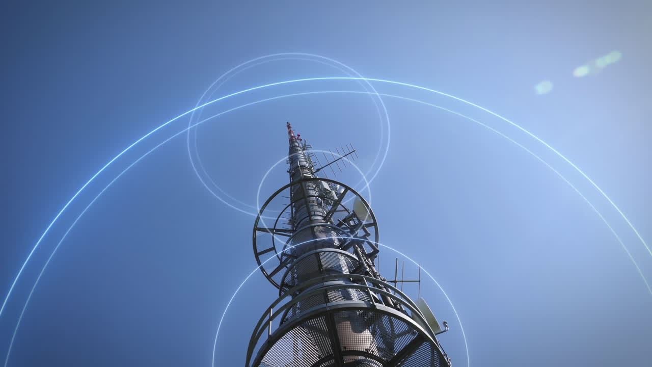la vista en ángulo bajo del mástil de comunicación 5g contra el cielo azul envía ondas de señal al mundo