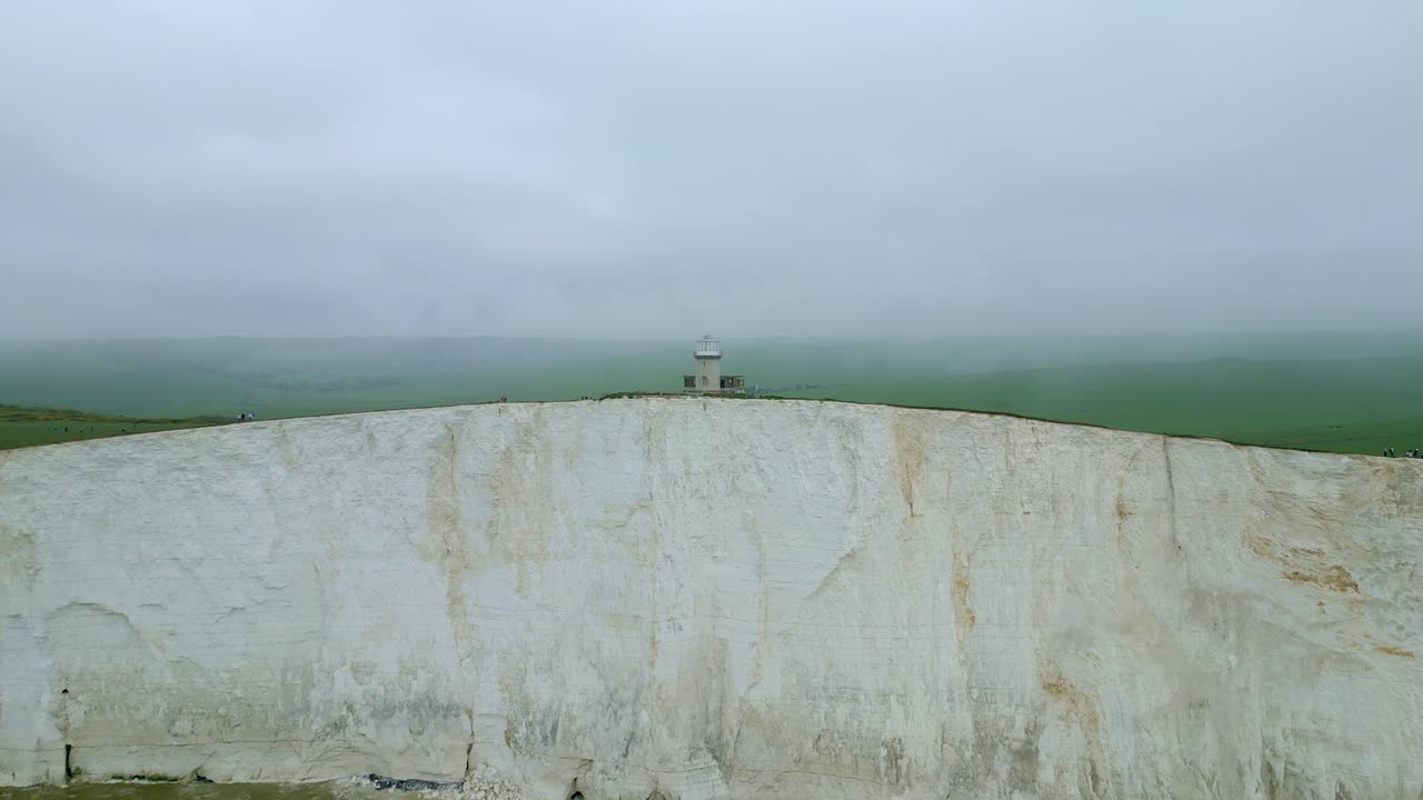 приближающийся маяк belle tout, белые скалы, зеленые поля и море, снятые беспилотником dji mini 3 pro в истборне, англия