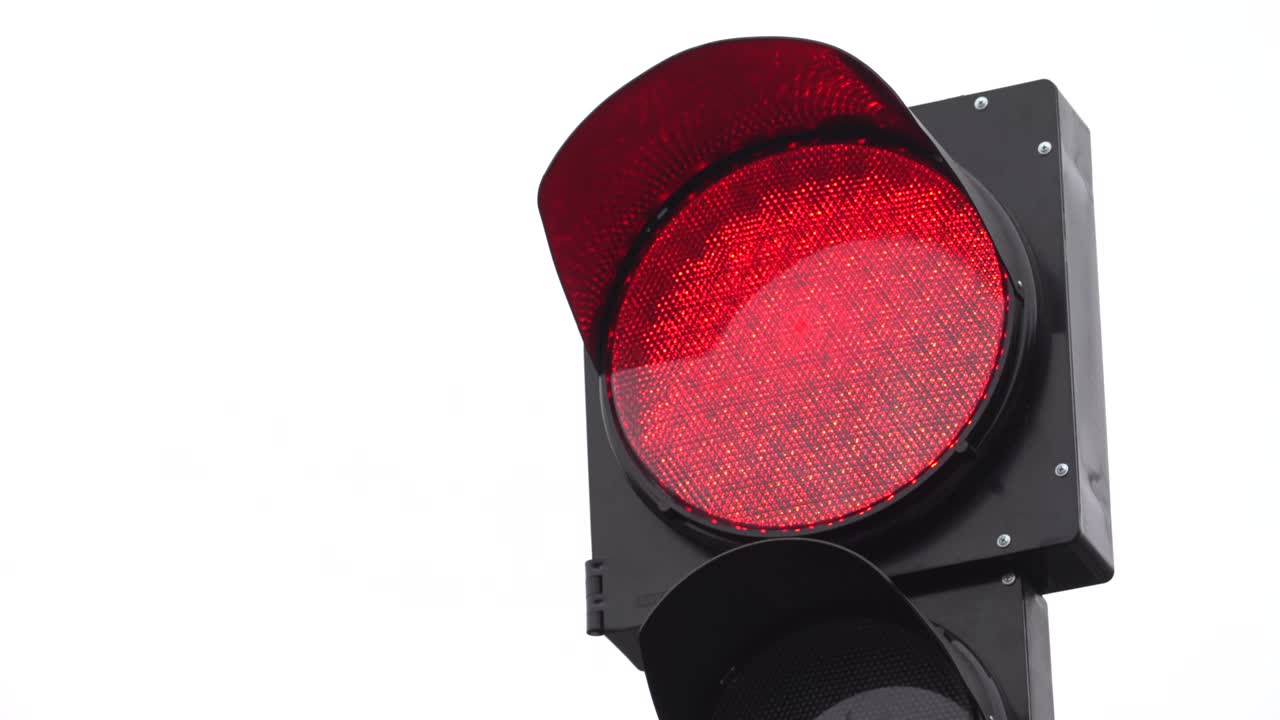 primer plano de un semáforo en la carretera durante el día