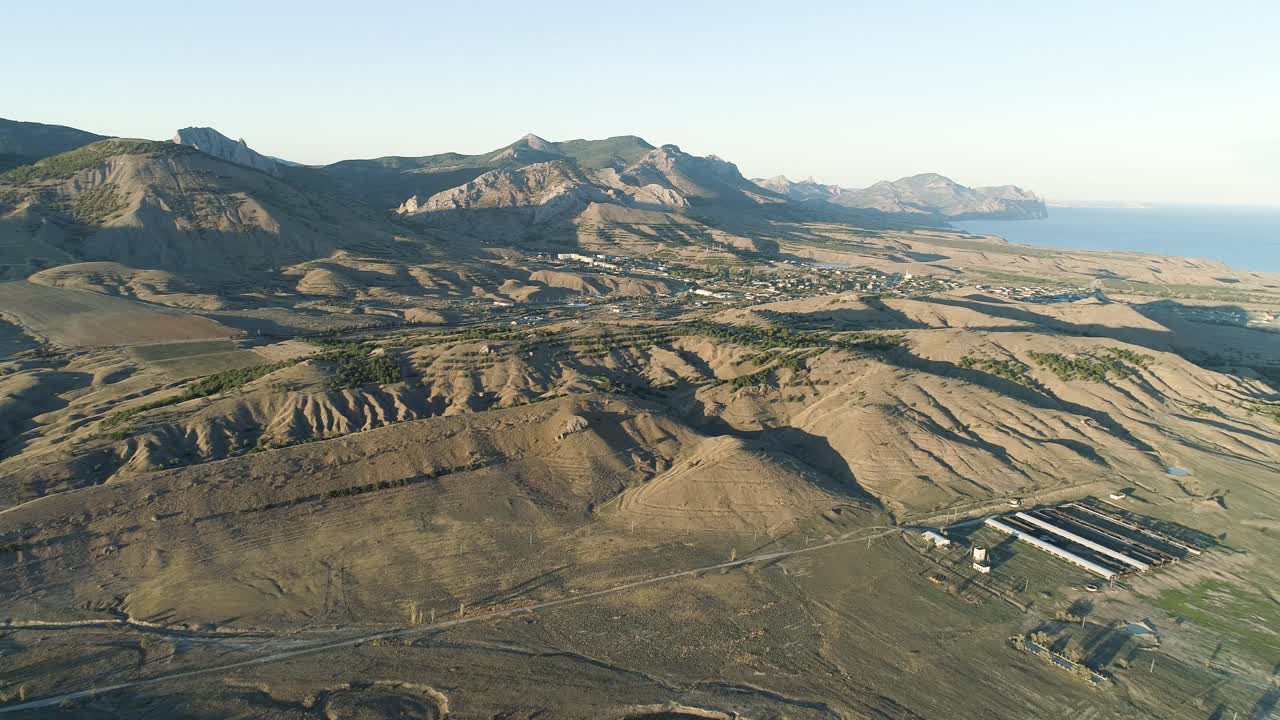 산 으로 둘러싸인 계곡 에 자리 잡은 해안 도시 의 공중 사진