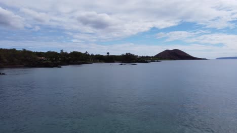 Drone-shot-of-Maui´s-coastline-and-scenery