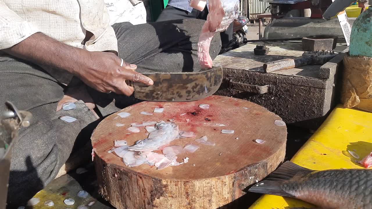 proceso de corte de pescado fresco en el supermercado, la gente corta la carne de pescado para cocinar, carne fresca cruda de pescado para la comida, cuchillo de mano y corte de pescado en un trozo pequeño en la tabla de cortar, india