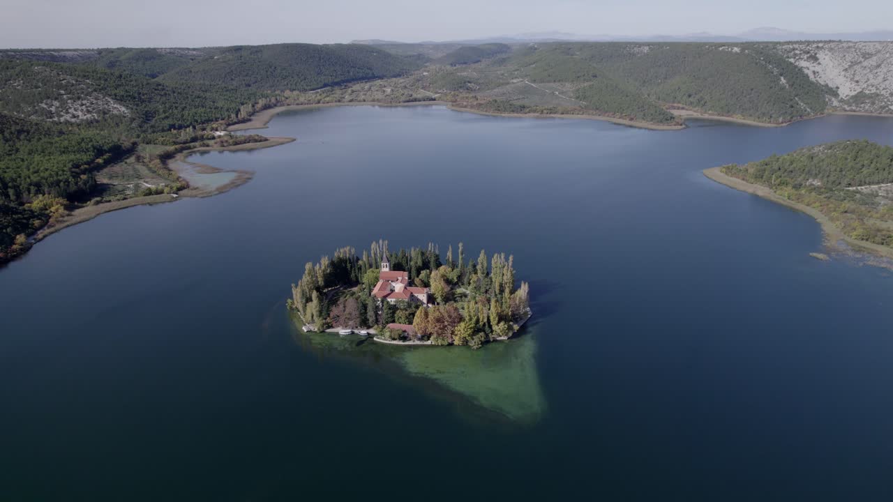 Sakin sularla çevrili antik kiliseli manastır adası