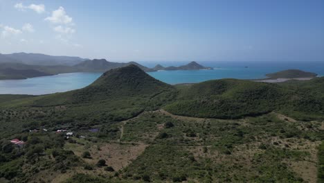 Antigua-Und-Barbuda_Berge-Und-Natur-Mit-Karibik