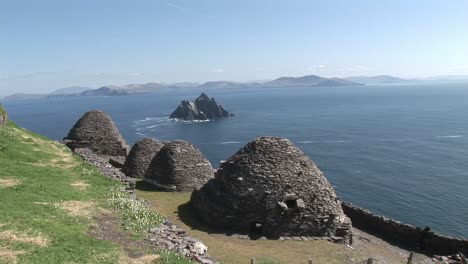 Bienenstockhütten-Mit-Blick-Auf-Skellig-Michael