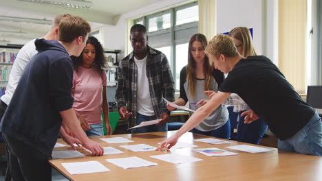 Gruppe-Von-Studenten,-Die-An-Einem-Projekt-In-Der-Bibliothek-Zusammenarbeiten