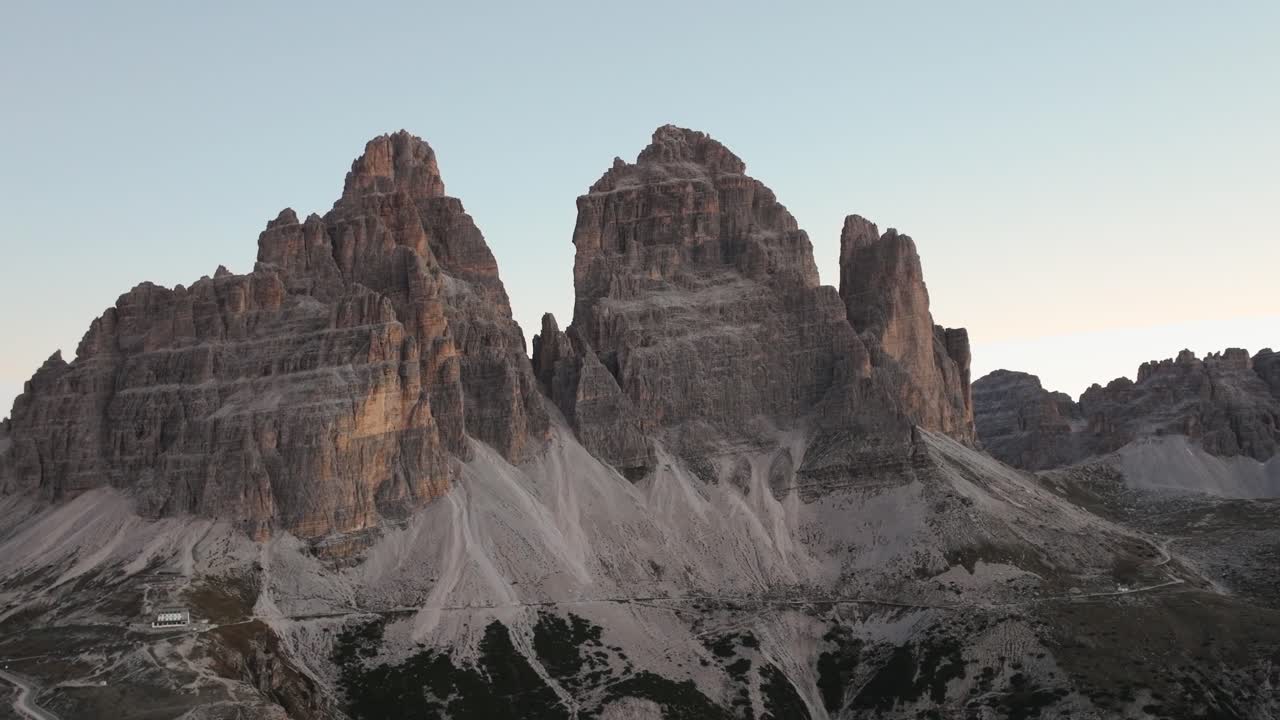 Filmato aereo cinematografico 4K delle Tre Cime di Lavaredo - Dolomiti - Italia_07