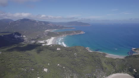 Paisaje-Idílico-De-La-Bahía-De-Whisky-Y-La-Bahía-De-Picnic-En-El-Parque-Nacional-Del-Promontorio-De-Wilson,-Australia---Panorámica-Aérea