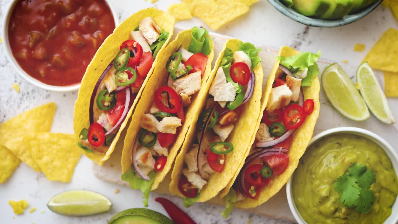 Gustosi tacos di carne messicani serviti con varie verdure e salsa