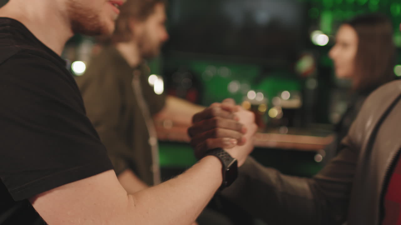 Uomini che si salutano al bar.