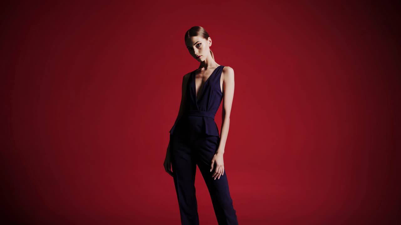 una mujer con un mono azul oscuro.