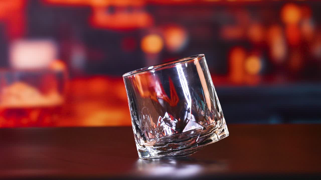 un vaso vacío con hielo