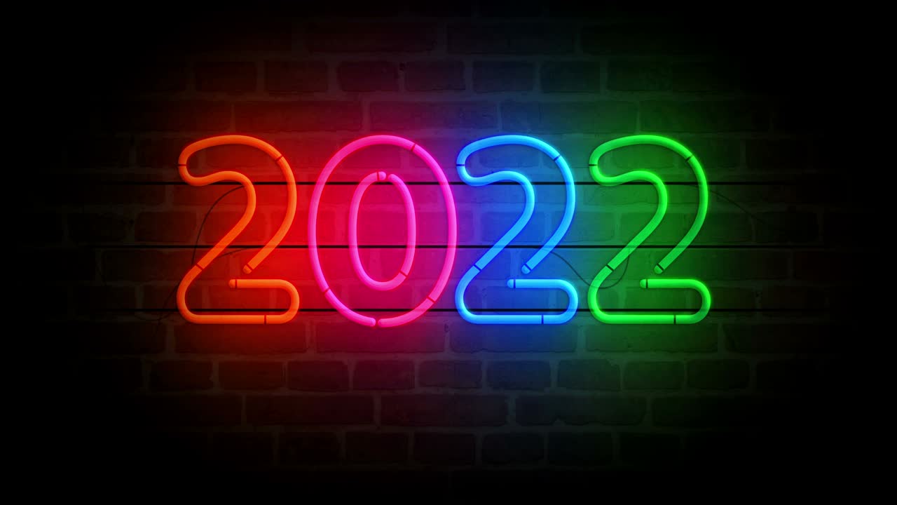 símbolo de año 2022 de neón en un bucle de pared de ladrillo