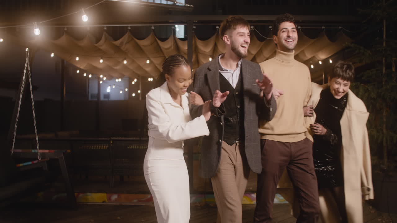 niño caucásico midiendo su cintura en el dormitorio