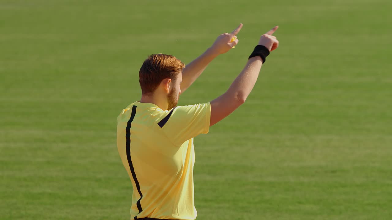 축구 심판이 손으로 보이는 비디오 보조 심판, 75fps