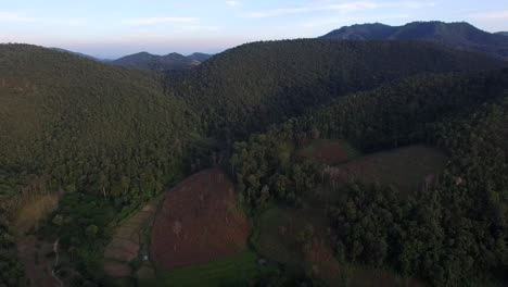 Bergige-Geländeantenne-Im-Norden-Von-Thailand