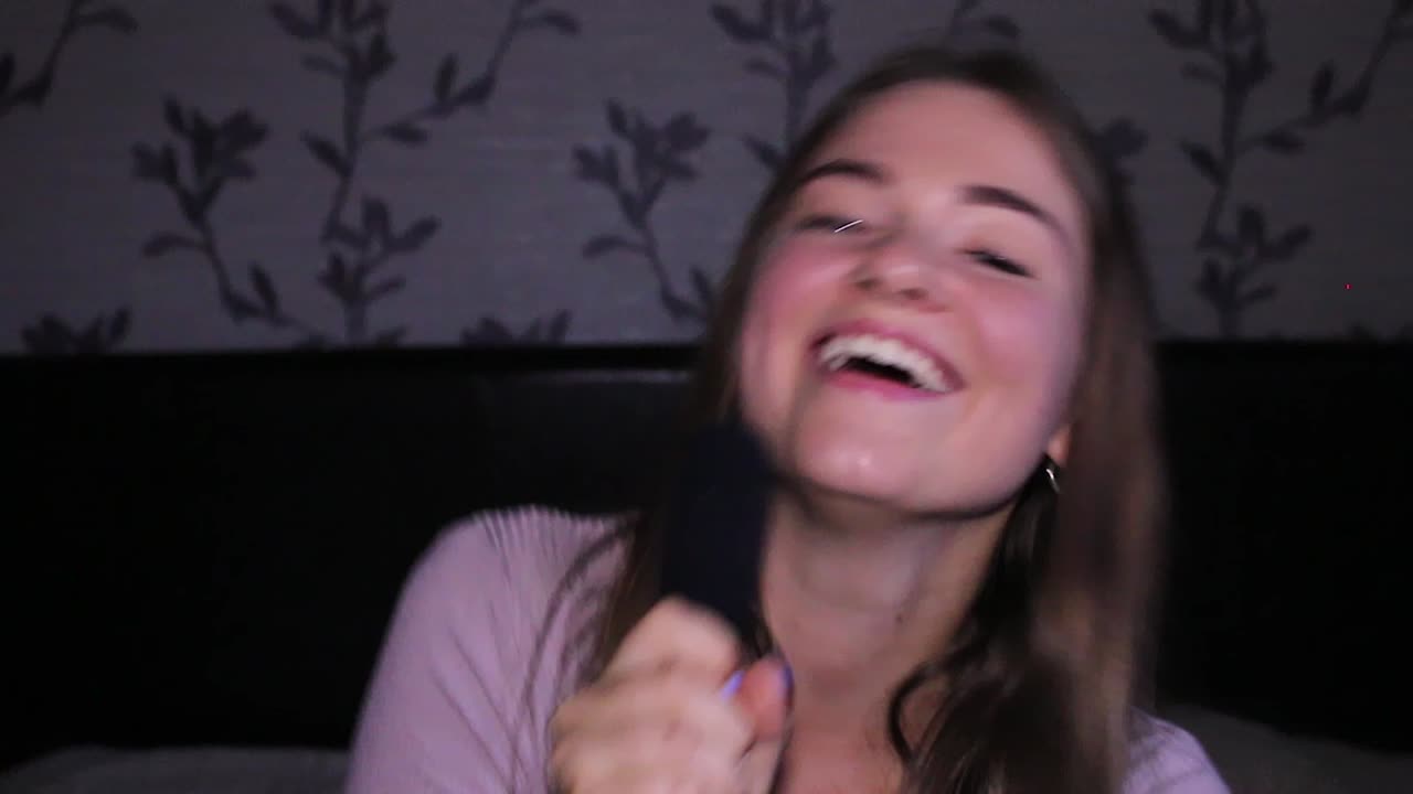 hermosa adolescente cantando al micrófono y bailando en su habitación