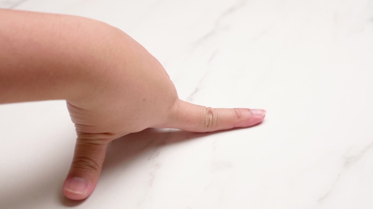 스트레칭, 그리고는 그녀의 손을 열고 닫아 그녀가 느끼는 통증과 염증을 완화시키기 위해