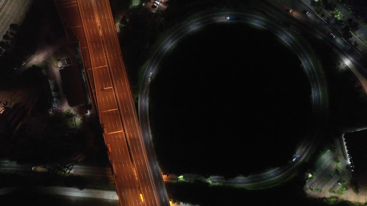 고속도로 교차로와 순환 교차로의 야간 항공 사진