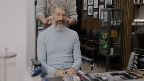 hombre cortándose el cabello en la barbería