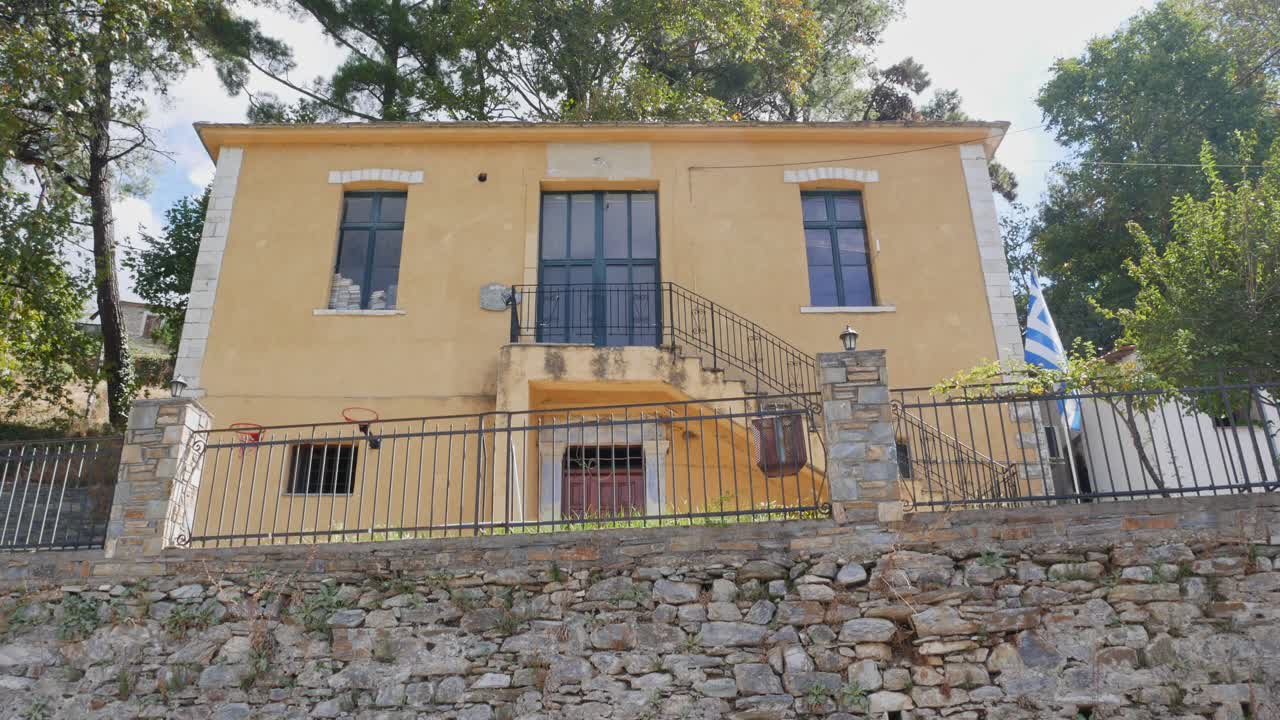 viejo edificio amarillo en un pueblo griego