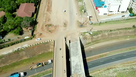 antena de arriba hacia abajo del viejo puente con dirección al distrito de barrios marginales en kibera, nairobi