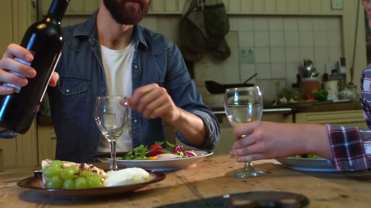 una pareja cenando en la cocina.