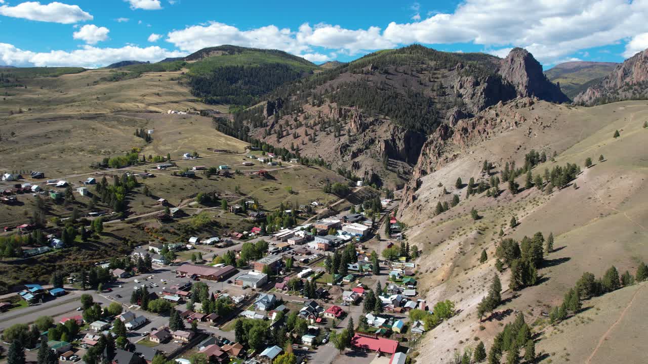 vista aérea de creede, colorado, estados unidos, antigua ciudad minera y paisaje, disparo de avión no tripulado