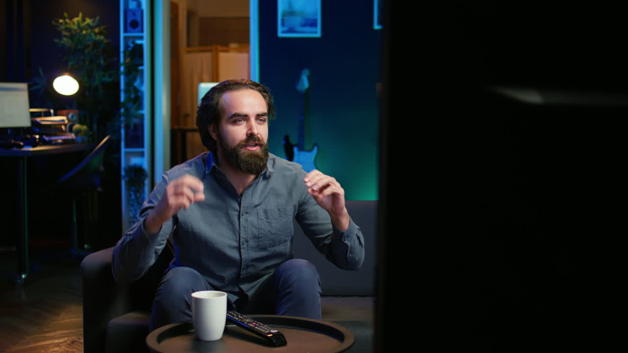 fanático emocionado viendo un evento deportivo en vivo en la televisión, animando al equipo favorito