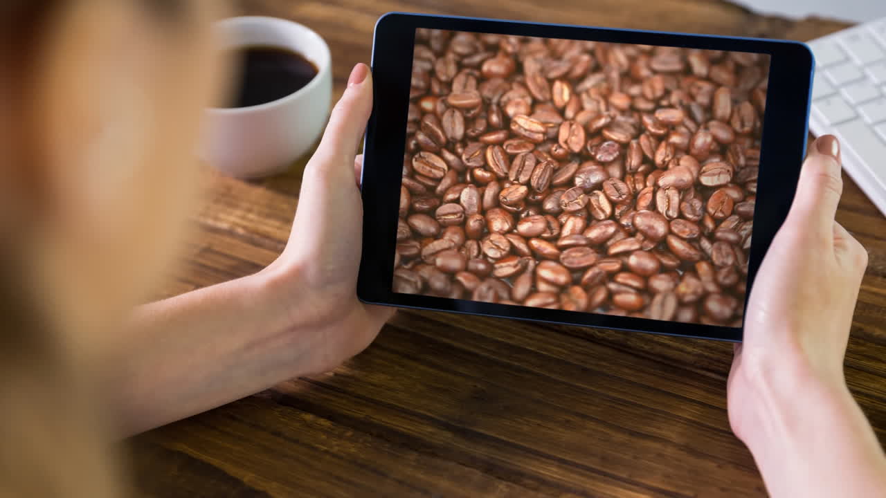 mujer que usa tabletas con granos de café