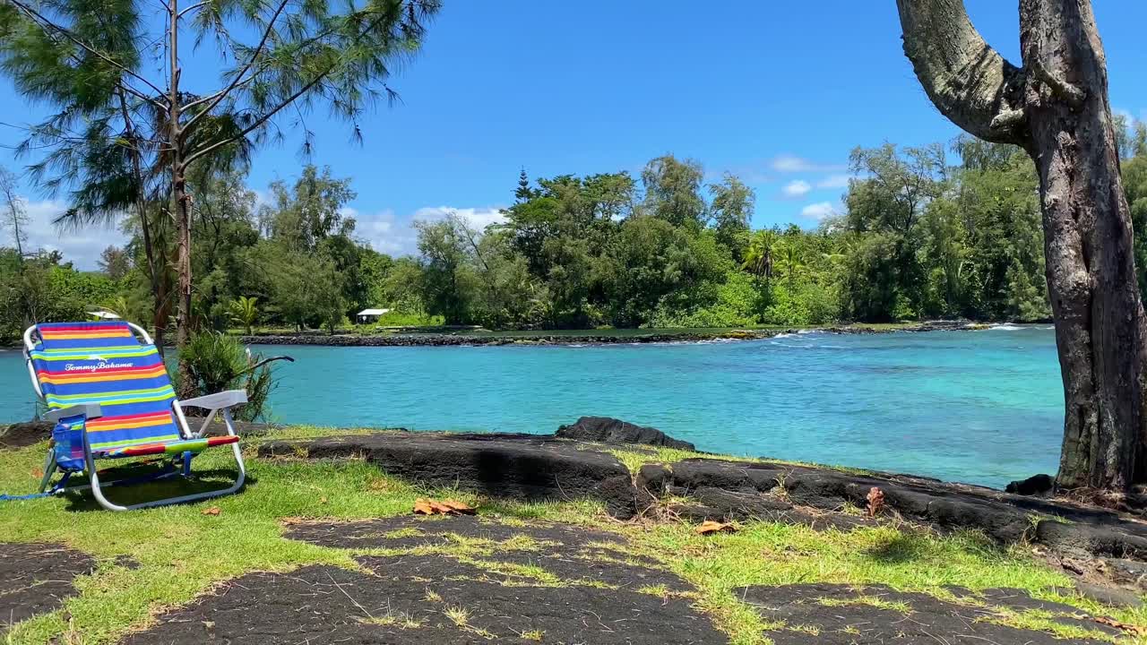 Seduto in paradiso sulla spiaggia alle Hawaii.