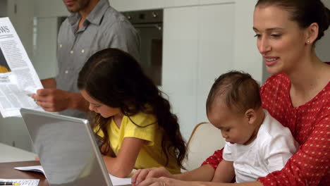 familia feliz en la cocina