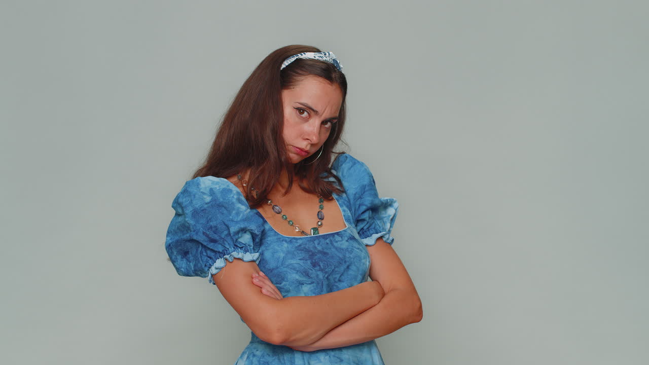 분노 한 여자 는 오해 를 겪고, 다 ⁇  후 좌절 하고, 의사 소통 을 무시 하고, 이야기 한다