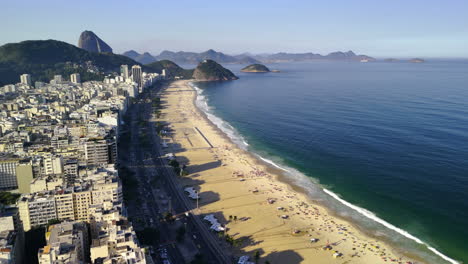 Vista-Aérea-Con-Vistas-A-La-Playa-De-Copacabana,-Tarde-Soleada-En-Río-De-Janeiro