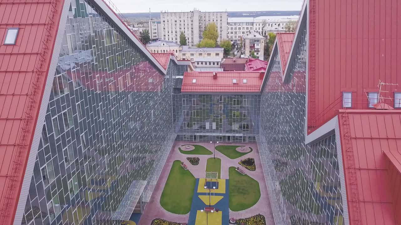 안 정원과 함께 현대 건축 건물