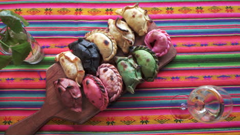 empanadas argentinas y buen vino blanco en una mesa hermosa y colorida