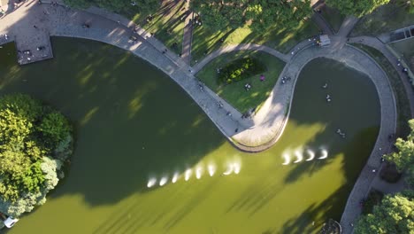 Vista-Aérea-De-Personas-Disfrutando-De-Un-Día-Soleado-En-El-Lago-Del-Parque-Centenario-De-Buenos-Aires-En-Argentina