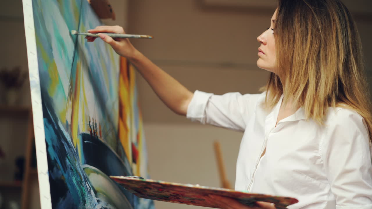 mujer pintando en un estudio de arte