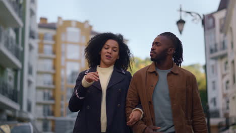 Pareja-Afroamericana-Caminando-Por-La-Zona-Residencial-De-La-Ciudad-Discutiendo-Planes-Futuros.