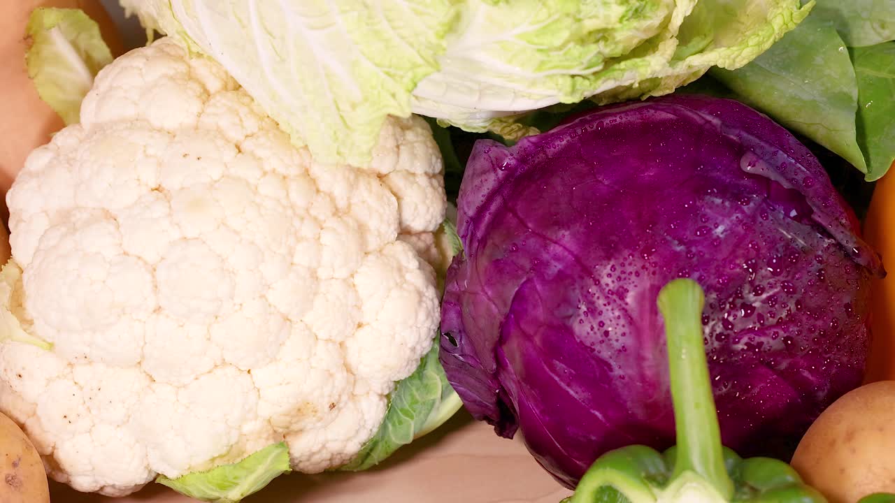 una vibrante variedad de verduras frescas dispuestas artísticamente, mostrando una variedad de colores y texturas en la iluminación natural