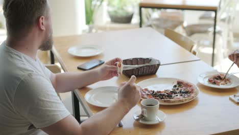 couple eating pizza at a restaurant