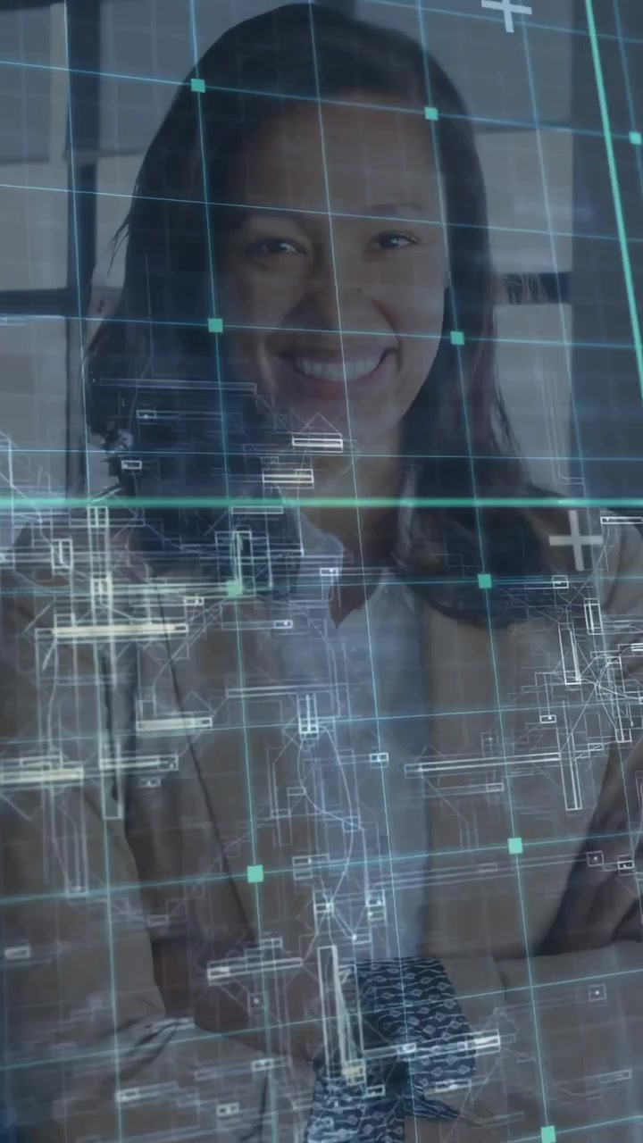 Video verticale: Donna esperta di tecnologia che incrocia le braccia, legge, con una griglia color verde acqua che appare come sovrapposizione, oscurando il viso sorridente.