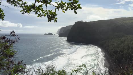 Pololu-Valley-and-its-black-sand-beach-in-Hawaii-on-a-cloudy-day