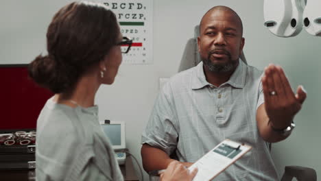 médico oftalmólogo examinando la visión del paciente