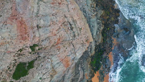 las olas que cubren la playa volcánica