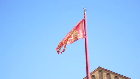Die-Flagge-Von-Venedig-Mit-Dem-Goldenen-Geflügelten-Löwen-Bewegt-Sich-An-Einem-Sonnigen-Tag-Im-Wind