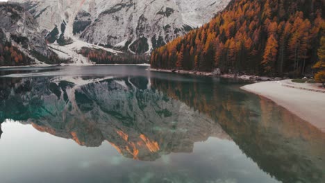 4K-Fall-Autumn-Drone-Aerial-Lago-Di-Braies-Pragser-Wildsee-Dolomitas-Italia