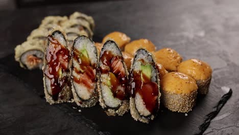 rollos de sushi variados