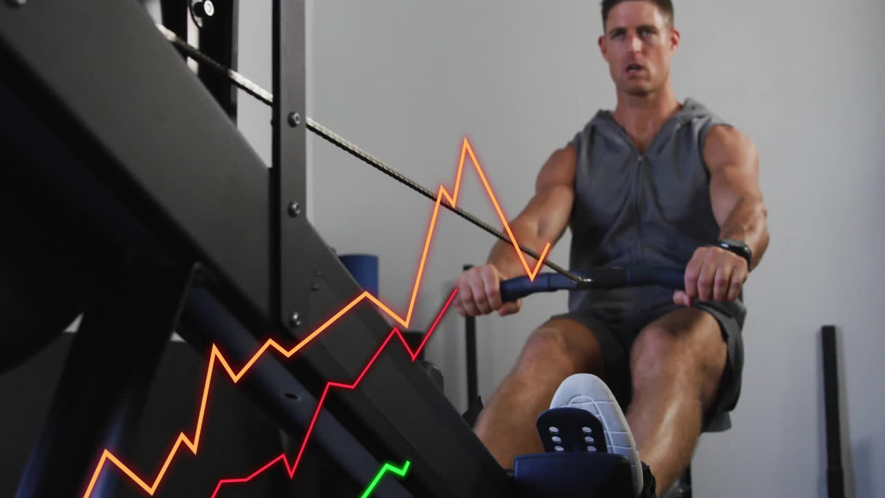 animación de procesamiento de datos y diagramas sobre hombre caucásico usando máquina de remo en el gimnasio