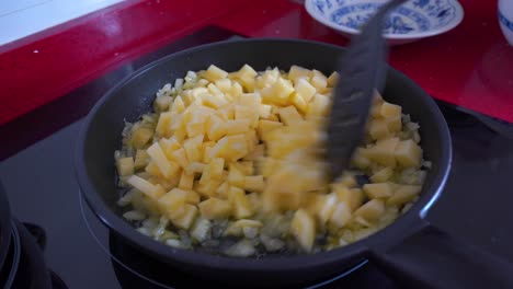 Zwiebeln-Und-Kartoffeln-In-Einer-Bratpfanne-Verrühren